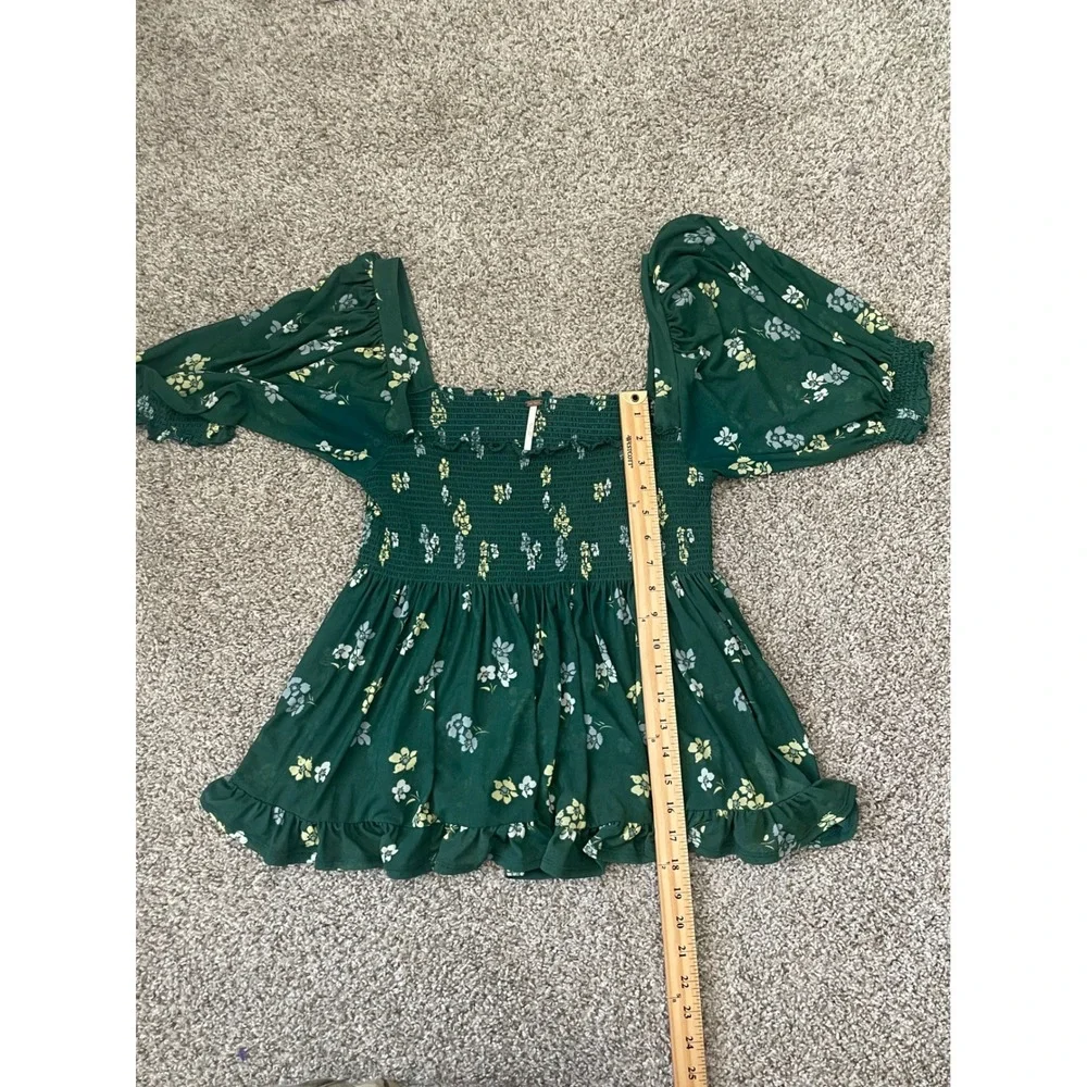 Free People Smocked Peplum Blouse Women Medium Green Floral Puff Sleeve EUC Boho